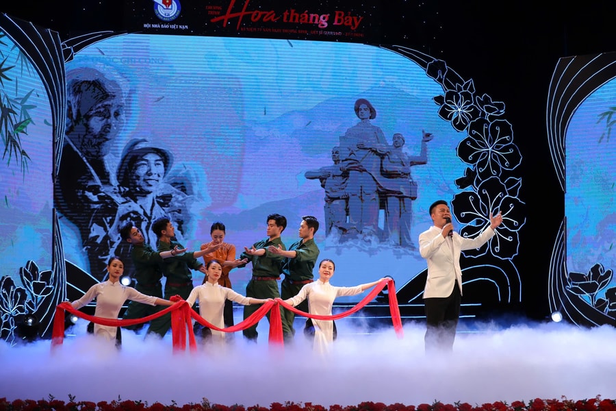 Dâng trào cảm xúc nghe NSƯT Hoàng Tùng hát "Cha mẹ tôi già"