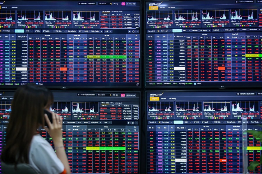 “Bệ đỡ” chứng khoán tháng 10