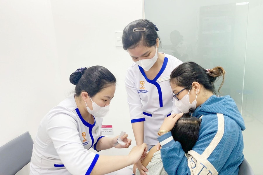 VNVC tiêm nhiều nhất trong ngày đầu tiên tăng cường cùng TP HCM tiêm vắc xin sởi cho trẻ em