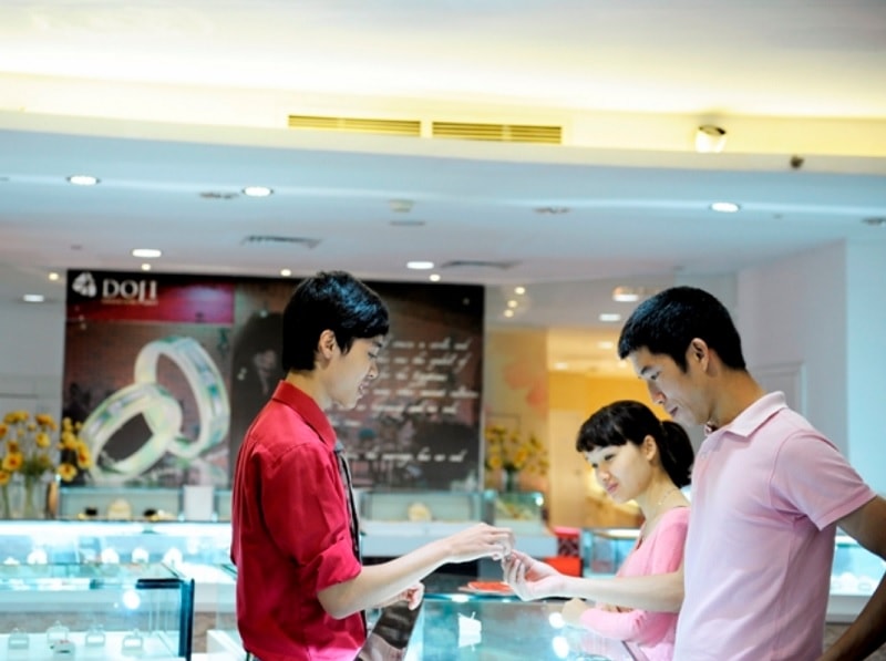 Giá vàng tuần tới có dễ vượt đỉnh 2.700 USD/oz?