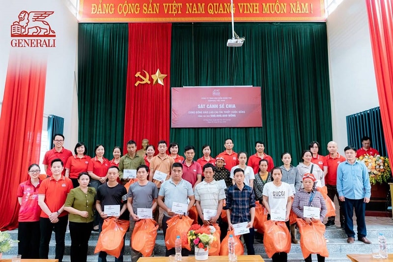 Generali Việt Nam trao tặng gần 900 triệu đồng hỗ trợ người dân sau bão lụt