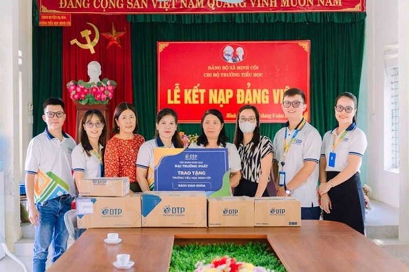 Tặng sách giáo khoa giúp các em học sinh có thêm niềm hy vọng đến trường