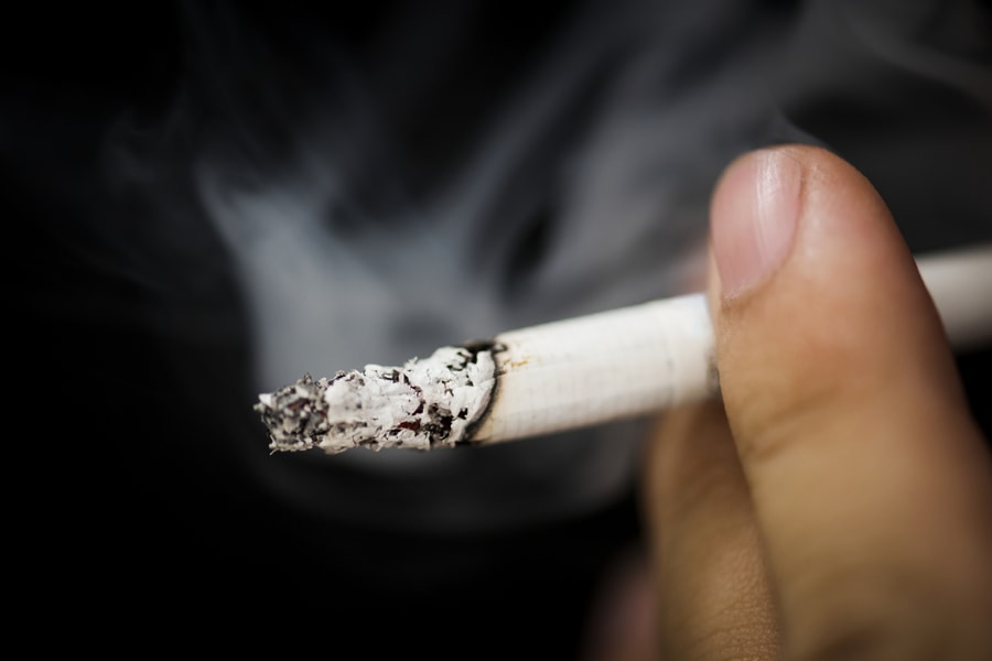 Mắc ung thư phổi di căn não sau 30 năm hút thuốc lá