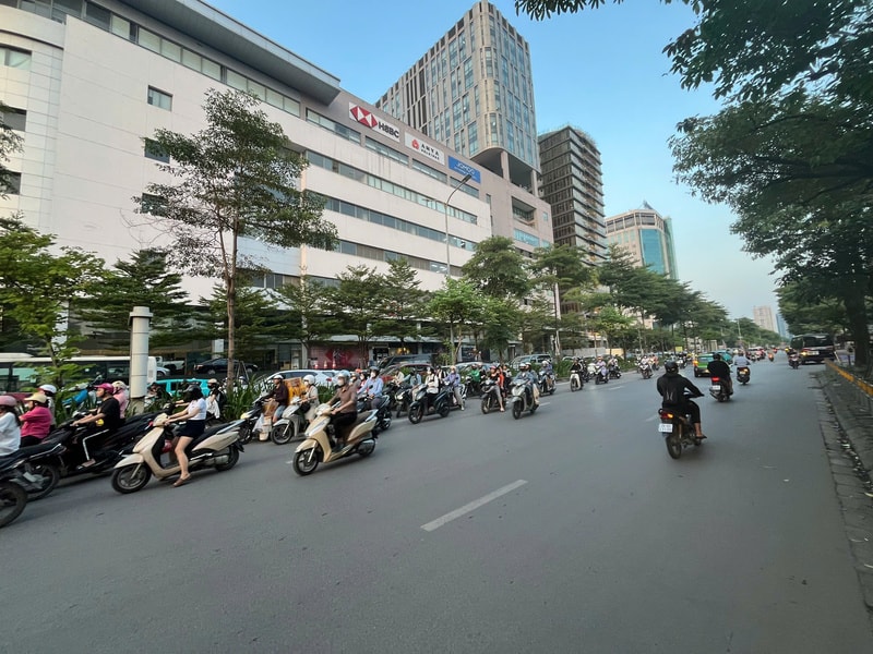 Hà Nội: Khi làn ngược chiều trở thành "lối tắt" cho xe máy