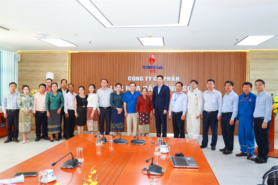 Ủy ban Mặt trận Lào thăm và làm việc tại NMLD Dung Quất