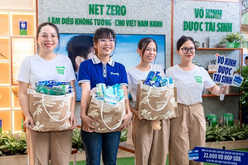 Các bạn trẻ hào hứng với trải nghiệm “siêu xanh, siêu xinh” đến từ Vinamilk