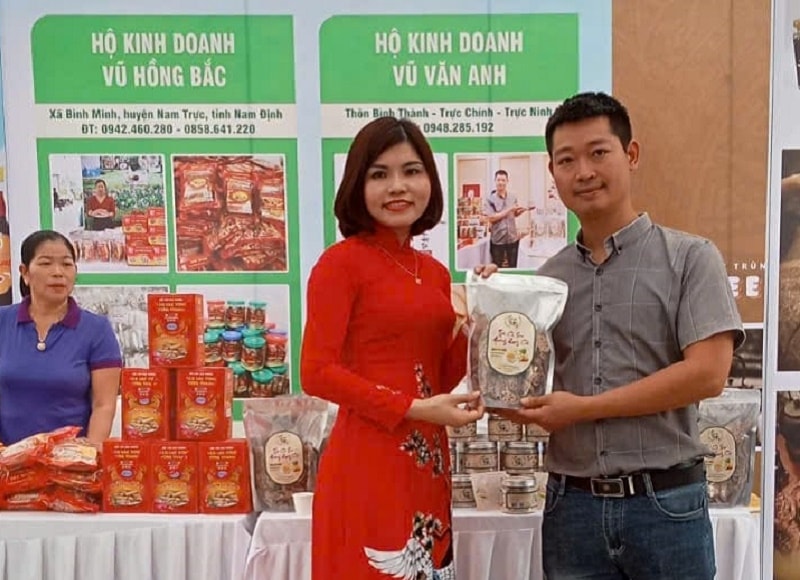 Tốt nghiệp đại học bỏ về quê khởi nghiệp từ đào củ sen