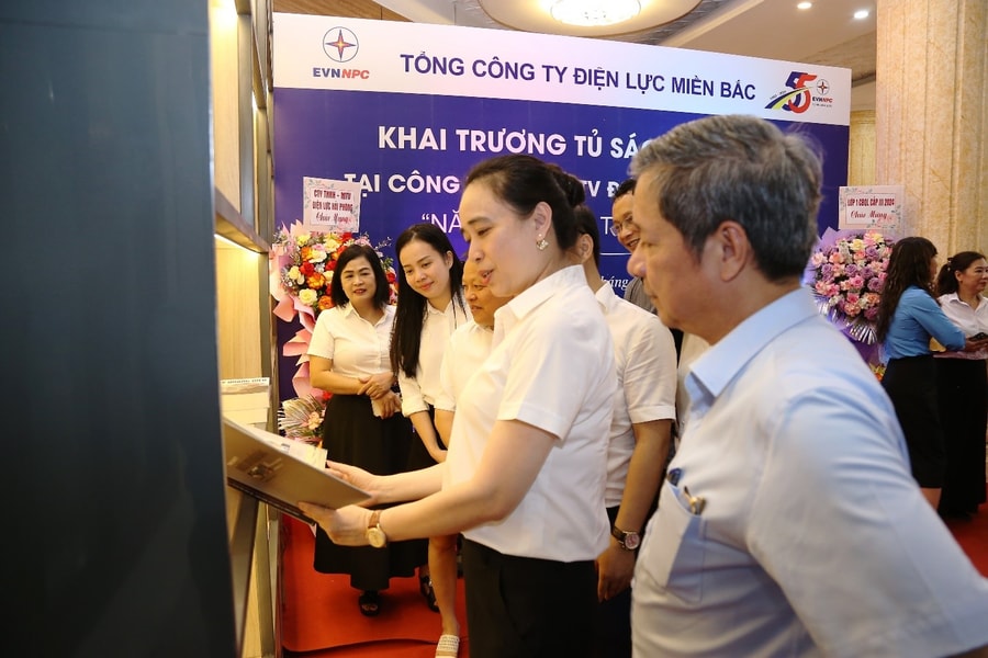 Khai trương tủ sách EVNNPC "Năng lượng từ tri thức"