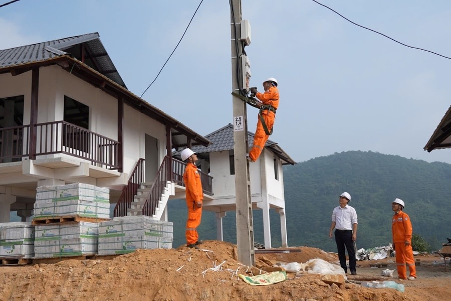 “Thần tốc" đưa điện lưới quốc gia về khu tái định cư Làng Nủ