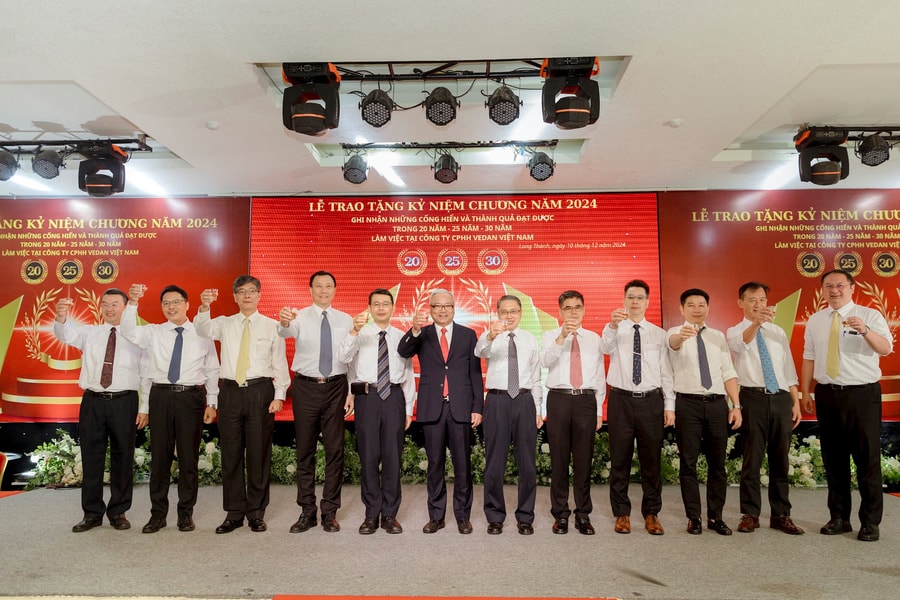 Vedan Việt Nam trao tặng kỷ niệm chương tôn vinh 301 nhân viên có thâm niên 20-25-30 năm