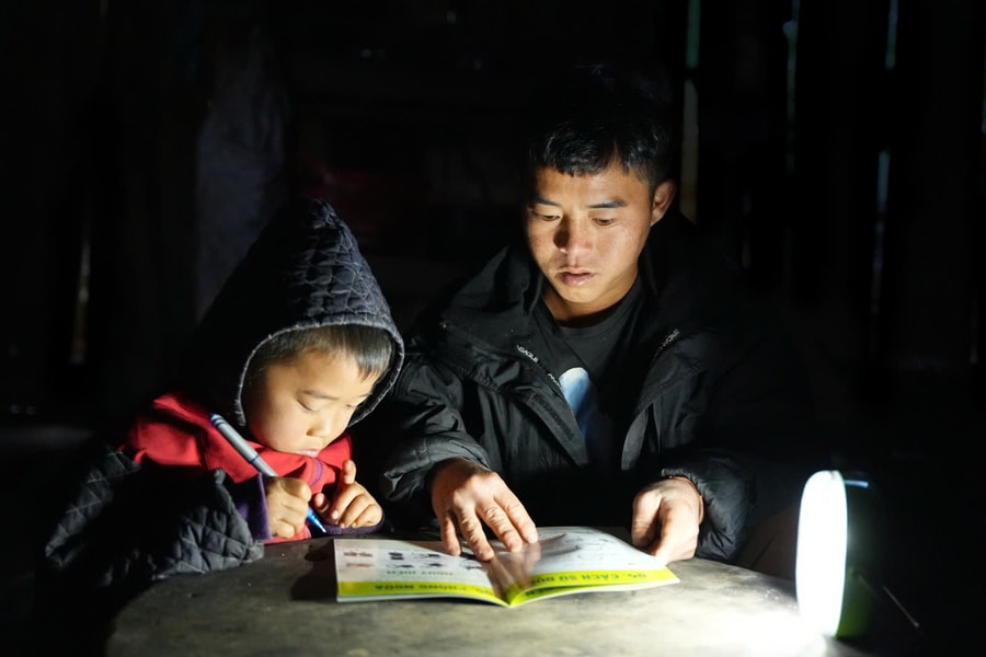 Trao tặng đèn năng lượng mặt trời cho hộ nghèo tại tỉnh Điện Biên