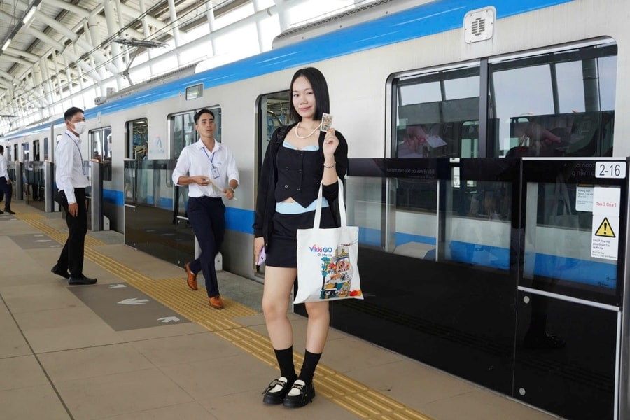 Metro TP HCM: người dân hào hứng trải nghiệm thanh toán “một chạm”