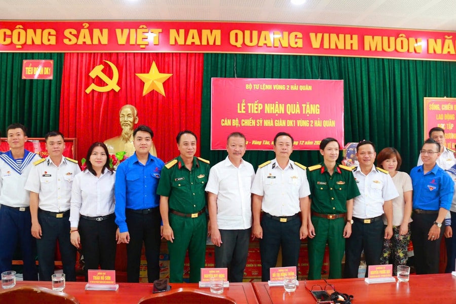 Những phần quà ý nghĩa mang Tết đến với cán bộ, chiến sỹ nơi hải đảo xa