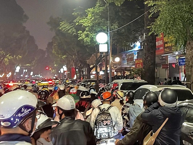 Đêm 31/12 tại Hà Nội: Giao thông kẹt cứng, giá gửi xe cao ngất