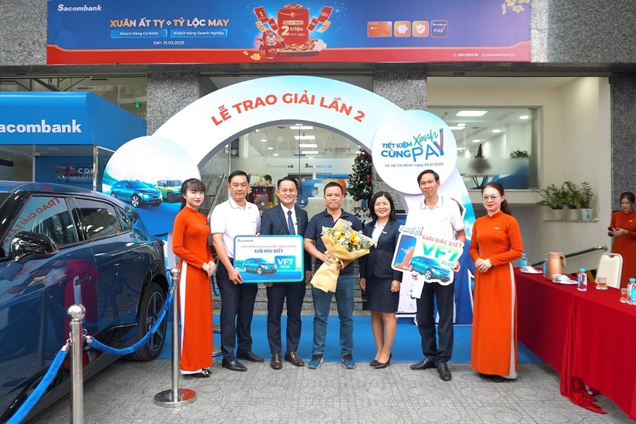 Vinfast VF3, VF7 Plus đến tay khách hàng Sacombank