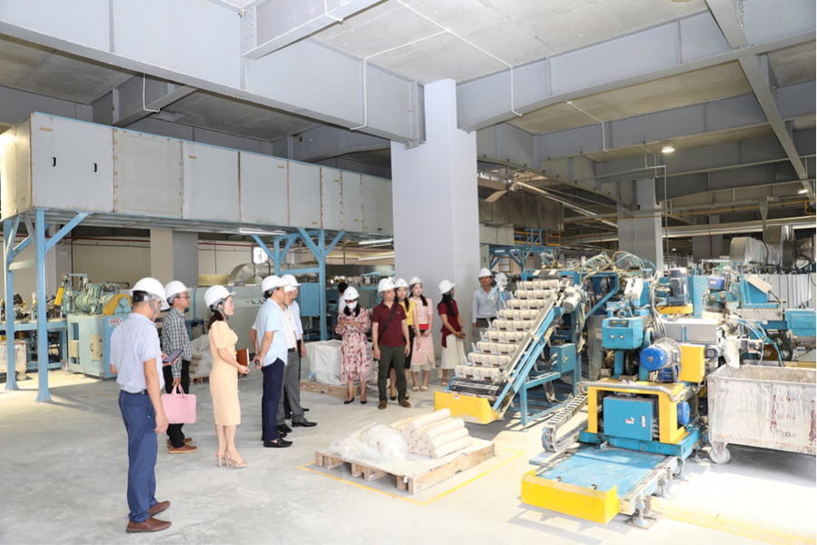 Sứ Long Phương: Tự hào được vinh danh tại Giải thưởng Sao Vàng Đất Việt 2024