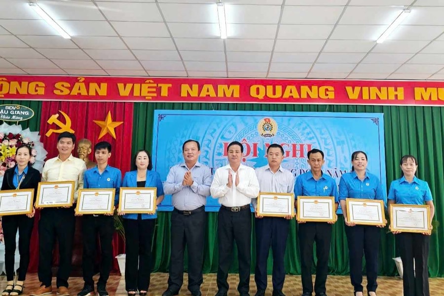 Công ty Number One Hậu Giang nhận bằng khen từ Liên đoàn Lao động tỉnh Hậu Giang