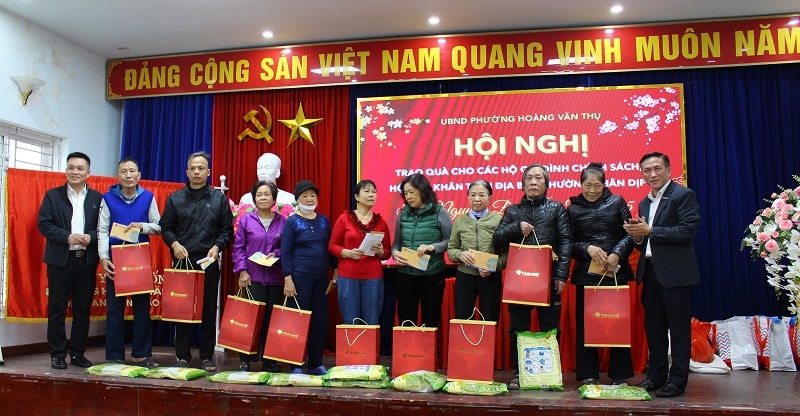 Vietravel Hải Phòng: Trao quà Tết cho các gia đình có hoàn cảnh khó khăn