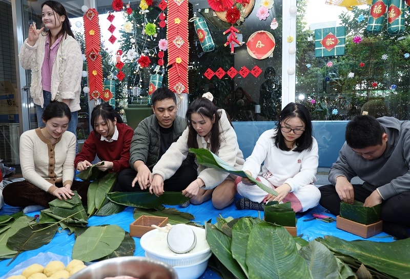 Hương vị Tết cổ truyền nơi xứ sở hoa anh đào