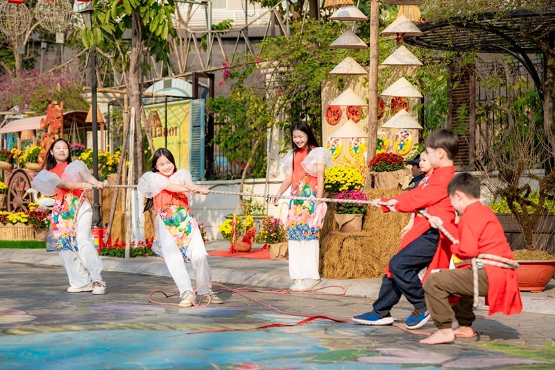 Hơi thở Tết cổ truyền Việt Nam tại phố đi bộ Pont De Long Bien