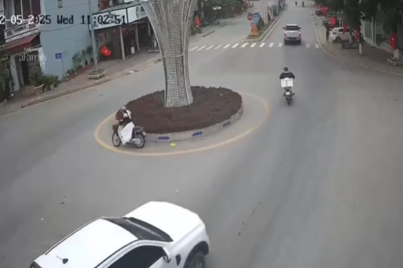 "Hết hồn" với pha lái xe ngược chiều cực kỳ nguy hiểm tại vòng xuyến