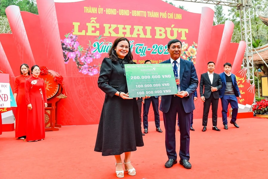 Vietcombank Chí Linh tài trợ cho quỹ khuyến học và xây dựng công trình thư viện