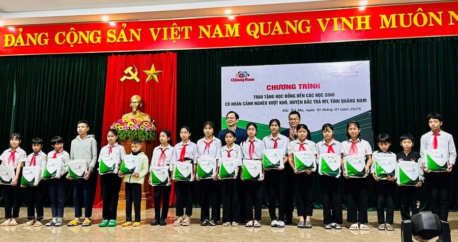 Trung tâm định giá tài sản Vietcombank trao tặng học bổng cho học sinh nghèo vượt khó