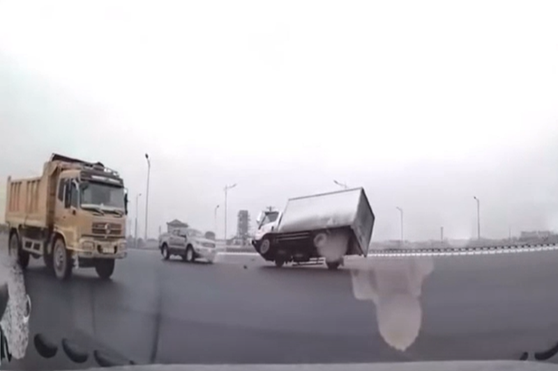 Xe bán tải xoay tròn, ô tô tải nghiêng ngả sau cú đâm mạnh