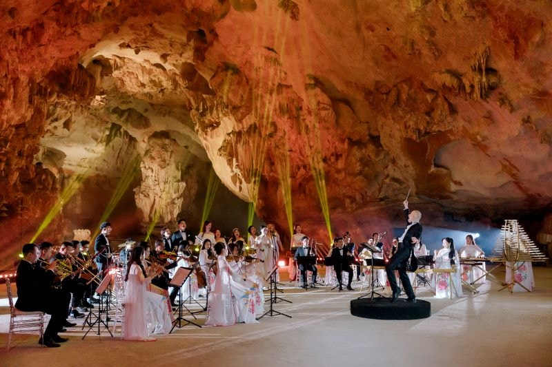 Nhạc trưởng Đồng Quang Vinh lần đầu biểu diễn trong hang động