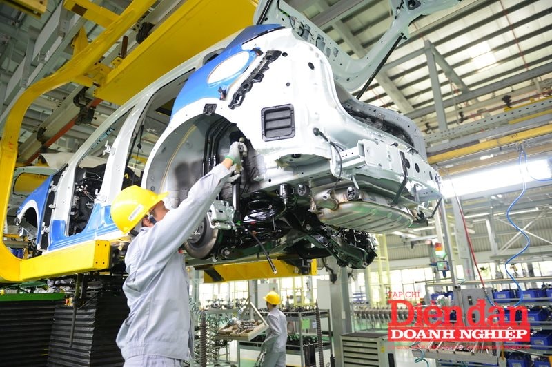 Nguồn cung ô tô lập đỉnh mới, xe lắp ráp trong nước áp đảo hàng nhập khẩu