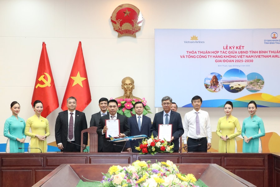 Vietnam Airlines và Bình Thuận ký kết thỏa thuận hợp tác toàn diện
