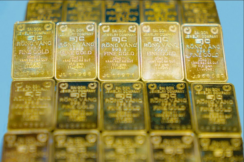 Mỹ áp thuế nhập khẩu ô tô, giá vàng tăng dựng đứng