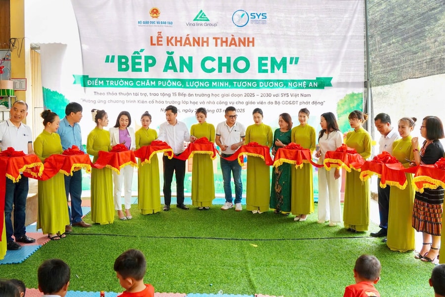 Trao tặng bếp ăn cho Điểm trường mầm non Chăm Puông tại Nghệ An