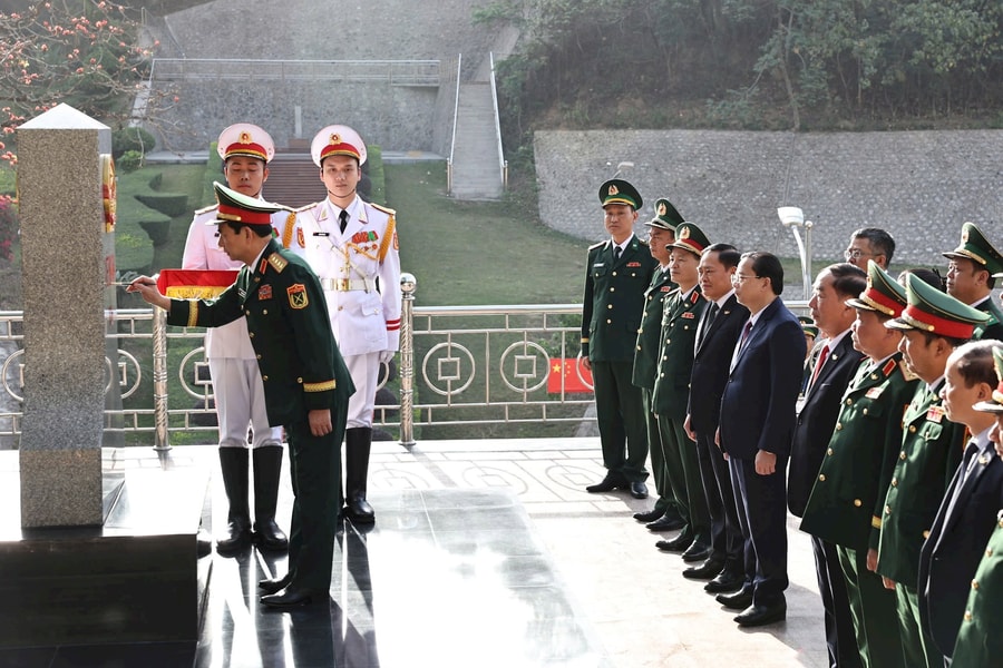 Bộ trưởng Bộ Quốc phòng tô son cột mốc 1116 tại Cửa khẩu Quốc tế Hữu Nghị