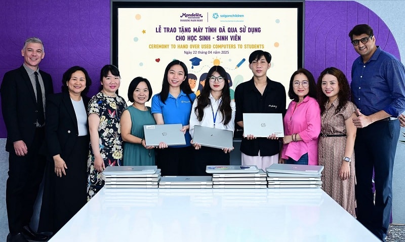 Mondelez Kinh Đô tiếp tục trao tặng máy tính cho học sinh, sinh viên