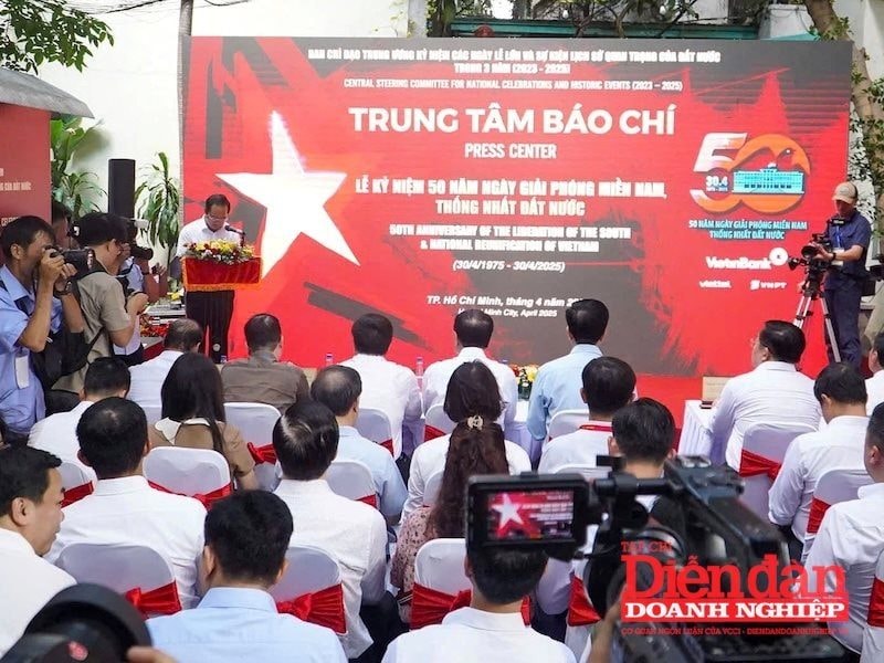 Khai trương Trung tâm Báo chí và phát hành bộ tem Kỷ niệm 50 năm thống nhất đất nước
