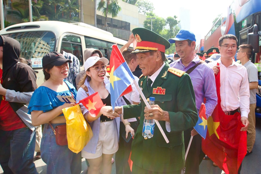 Bước chân hào hùng và tình quân dân keo sơn