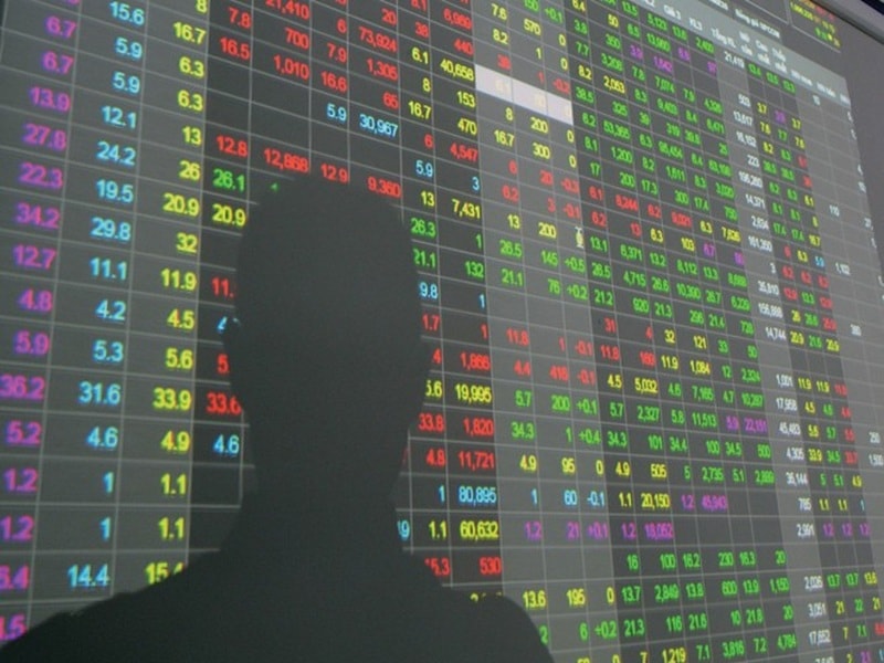 Loạt doanh nghiệp, công ty chứng khoán, quản lý quỹ bị phạt tiền, đình chỉ giao dịch