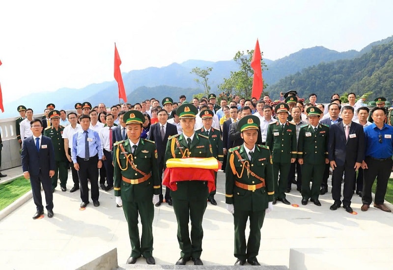 Lễ thượng cờ và gắn biển công trình Cột cờ A Pa Chải