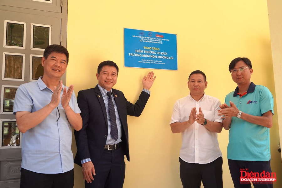 Trao tặng điểm trường Co Đứa, xã Mường Lói, Điện Biên