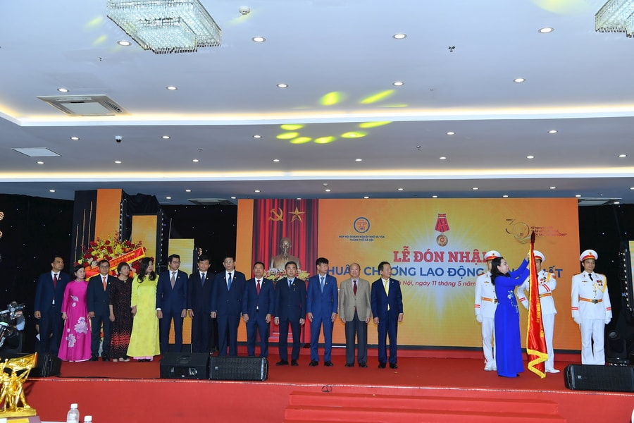 Hanoisme: Đón nhận Huân chương Lao động hạng Nhất
