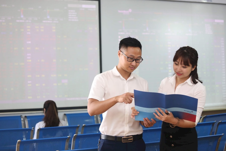 Nhà đầu tư cá nhân chọn cổ phiếu blue-chips cho mục tiêu dài hạn