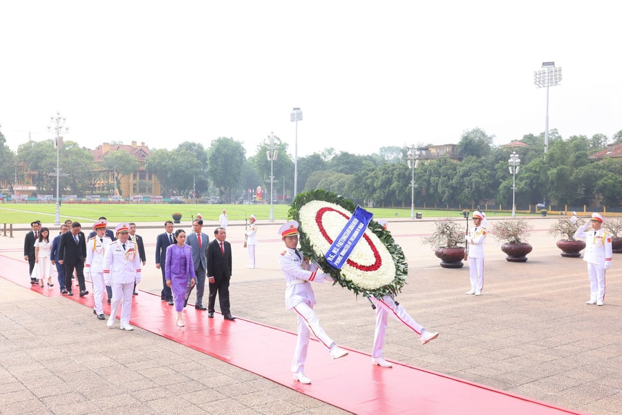 Thủ tướng Thái Lan viếng Lăng Chủ tịch Hồ Chí Minh, đặt vòng hoa tưởng niệm các anh hùng liệt sĩ