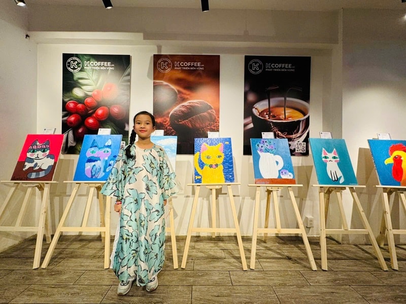 Cherry "Hoạ sĩ nhí" kết hợp cùng K Coffee chia sẻ yêu thương, bán tranh tự vẽ ủng hộ quỹ thiện nguyện