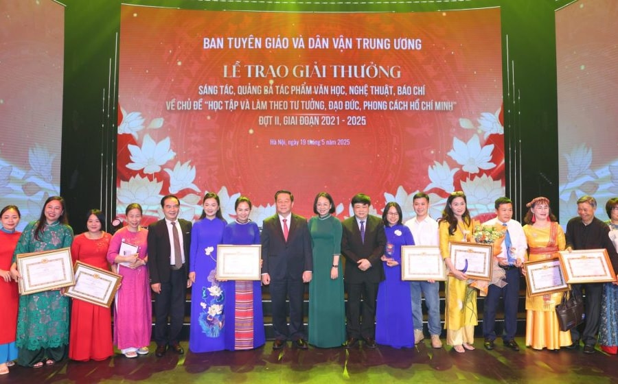 Trao giải thưởng sáng tác văn học, nghệ thuật về chủ đề học tập, làm theo Bác