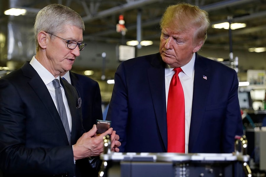 Ông Trump dọa áp thuế, Apple và Samsung như “ngồi trên đống lửa”