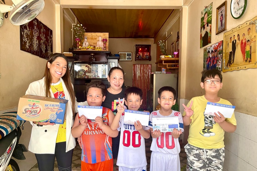 Ấm lòng những món quà ý nghĩa cho các em mồ côi nhân ngày Quốc tế Thiếu nhi