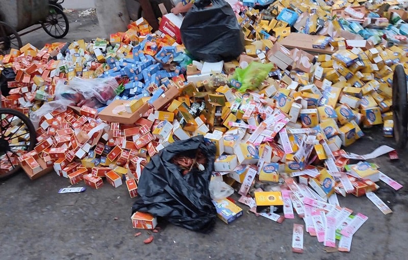 Nhiều thực phẩm chức năng được bỏ ven đường