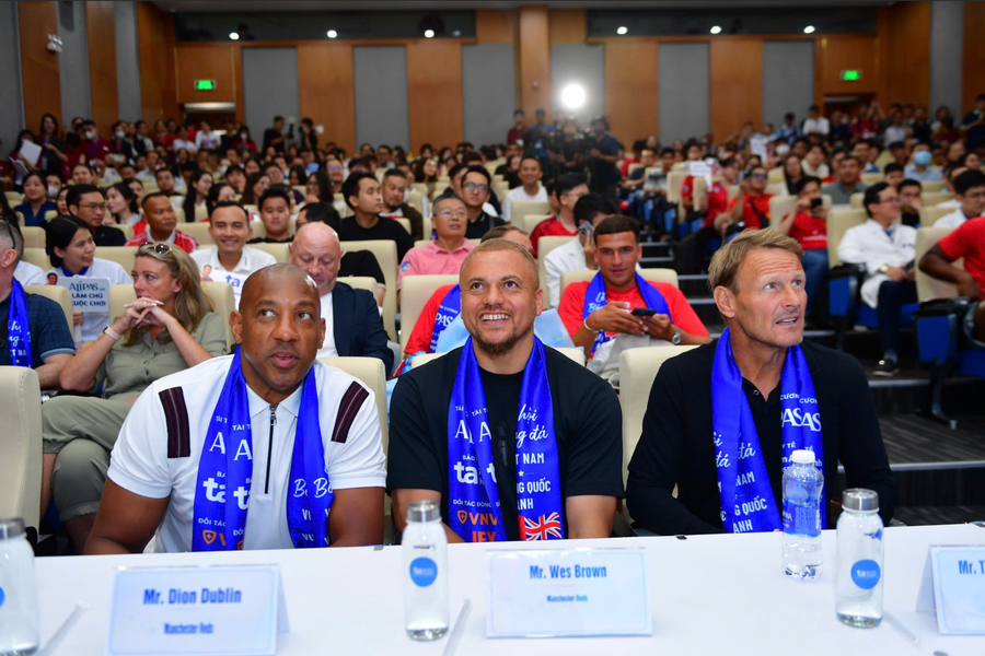 Các huyền thoại Manchester Reds ấn tượng với Y học thể thao hiện đại tại Bệnh viện Tâm Anh