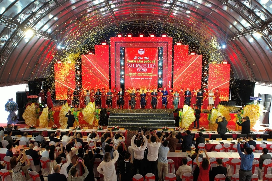 Uuviet Solutions: Từ showroom nội thất sang trọng bậc nhất đến “cơn sốt xanh” tại triển lãm Vietbuild 2025